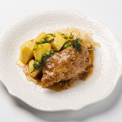 Шейка, томленная с луком, отварным картофелем и салатной капустой в Омулевочная по цене 650 ₽
