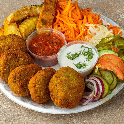 Фалафель на тарелке в Шаверма шамс по цене 480 ₽