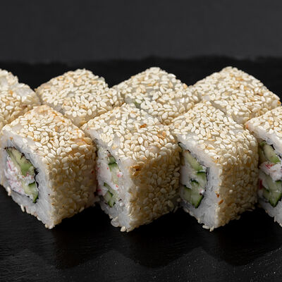 Ролл Калифорния с кунжутом в Sushigo по цене 359 ₽