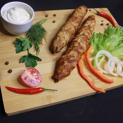 Люля- кебаб с курицей в Шашлычный остров по цене 340 ₽