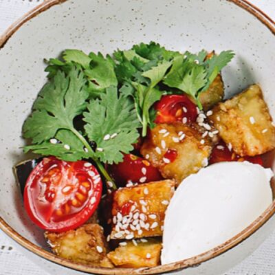 Салат из баклажанов с кинзой и сливочным сыром в Паста Фэмили по цене 550 ₽