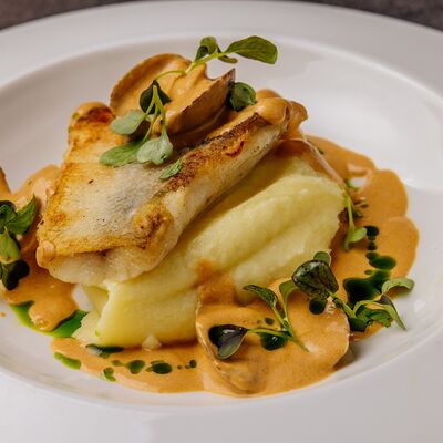 Волжский судак с толченкой из картошки и жареного лука с соусом биск в Cruise по цене 940 ₽