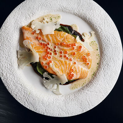 Дикий лосось с рисом неро венере и мини-шпинатом в Морской по цене 1750 ₽