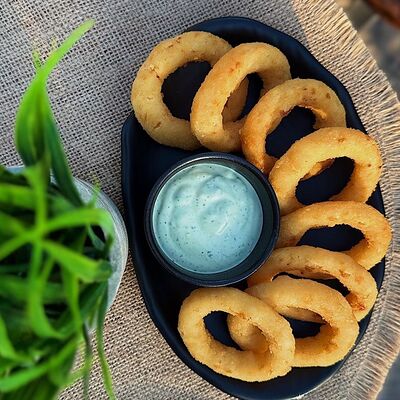 Луковые кольца с соусом в ассортименте в Щастьебар по цене 360 ₽