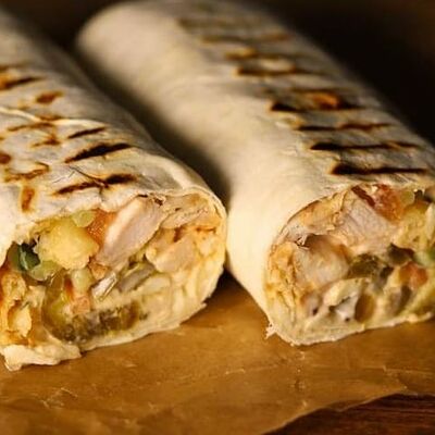 Шаверма острая в лаваше в Место bistroШаверма в кляре по цене 439 ₽