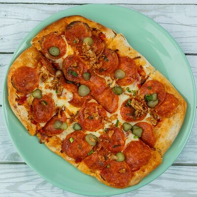 Пицца с колбасками пепперони в Хорошие руки Рыба по цене 1370 ₽