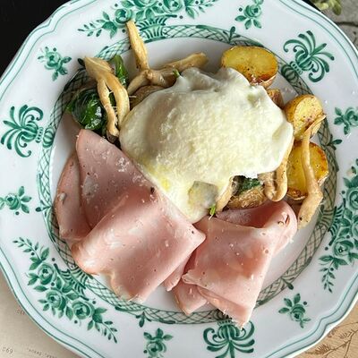 Запеченный картофель с вешенками и мортаделлой в Salva dor bistro по цене 490 ₽