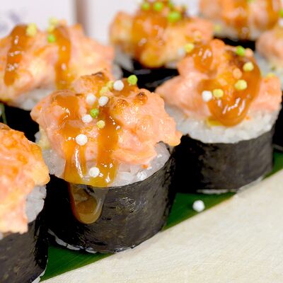 Запеченный ролл криспи лосось в Держи рыбу по цене 580