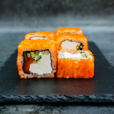 Калифорния сливочная с лососем в Суши шеф по цене 491 ₽
