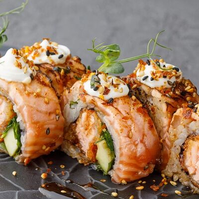 Ролл обожженный с лососем и крабом в Гастрономический ресторан Москва по цене 1370 ₽