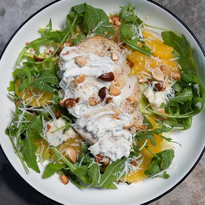 Салат с куриной грудкой, апельсином, миксом зелени, сыром Дорблю, орехом Кешью и пармезаном в ЗоЗо по цене 495 ₽