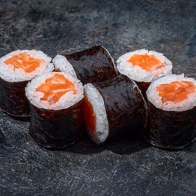 Маки ролл с лососем в Вкусно Суши по цене 250