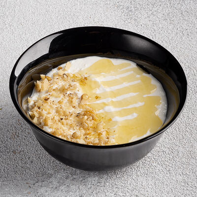 Мацони с медом и орехами в Мацони по цене 220