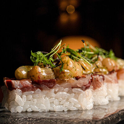 Осидзуси с хамачи и креветкой Ама Эби в Self Edge Japanese по цене 2100 ₽