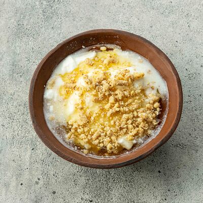 Мацони с медом и грецкими орехами в Кафе Хинкальная Маро по цене 270 ₽
