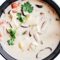 Суп Том кха с курицей и креветками в Woki