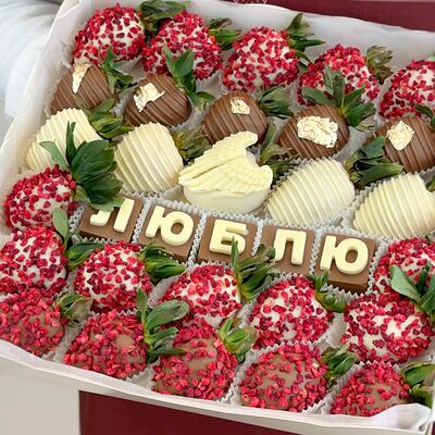Клубника в шоколаде в наборе «Ангел Любви» в Chocoboom по цене 7125 ₽