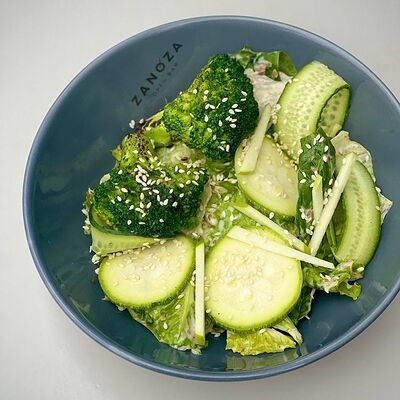 Зеленый салат с брокколи и яблоком в Zanoza Kруассантерия по цене 680 ₽