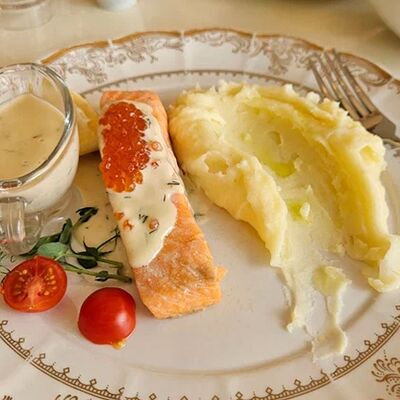 Стейк из карельской форели под сливочным соусом с красной икрой в Бисквит по цене 4590 ₽