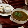 Зеленый борщ с телятиной, со сметаной, ржаными гренками и перепелиными яйцами в Оливье по цене 745
