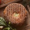 Бейгл с куриной грудкой и соусом Цезарь в Jeffreys coffee shop по цене 329