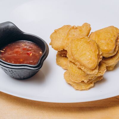 Наггетсы эко с соусом в Мастер шашлыка по цене 391 ₽