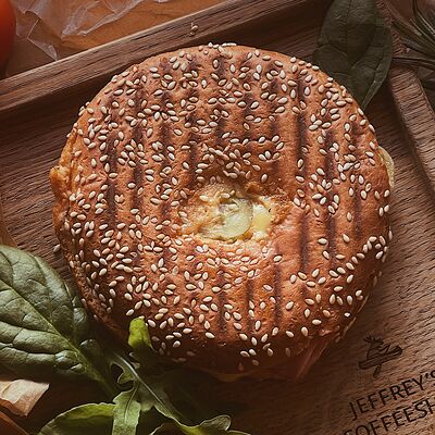 Бейгл с куриной грудкой и соусом Цезарь в Jeffreys coffee shop по цене 329 ₽