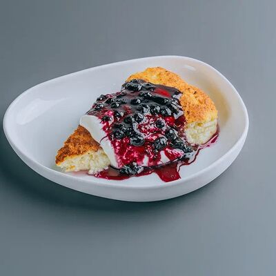 Запеканка из творога с черничным вареньем и муссом из сметаны в DRINKEAT MOLECULA по цене 480 ₽