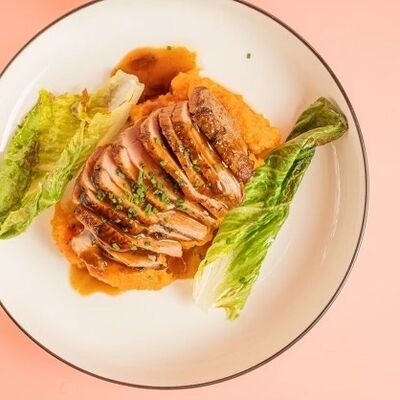 Утиное филе с пюре из батата и романо в Сойка напела по цене 950 ₽