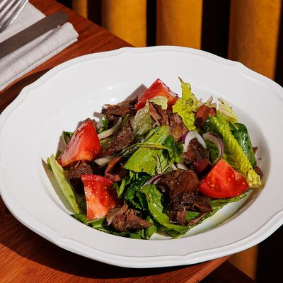 Салат с тёплой телятиной и соусом сальса верде в TiAMA по цене 1190 ₽
