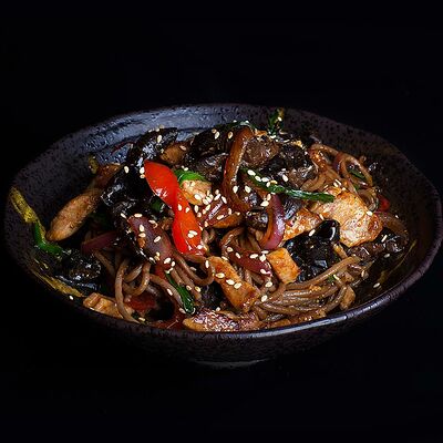 Лапша якисоба со свининой в Nishiki по цене 600 ₽