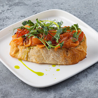 Брускетта с лососем и гуакамоле в Terra&Mare по цене 590 ₽