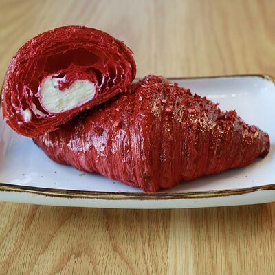 Круассан Красный бархат в Entree по цене 370 ₽