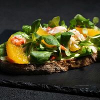 Брускетта с крабом в Муссон