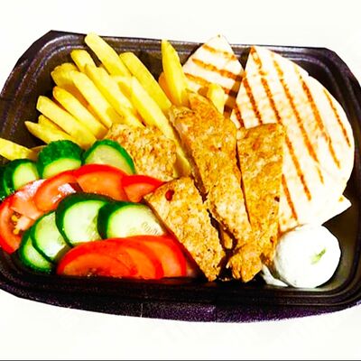 Гиро с курицей на тарелке в Ростовский Гриль по цене 365 ₽