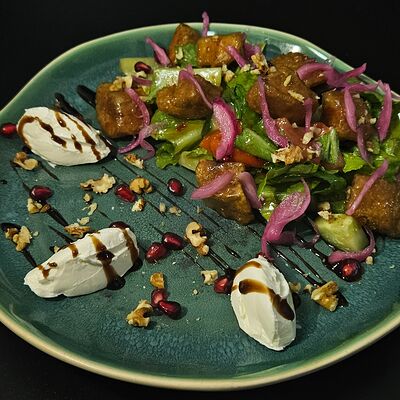 Салат с хрустящим баклажаном в кисло-сладком соусе в Байский по цене 850 ₽