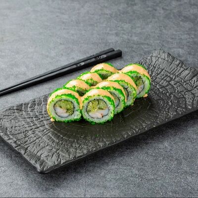 Грин-ролл с тигровой креветкой и фирменным соусом в Delmario по цене 425 ₽