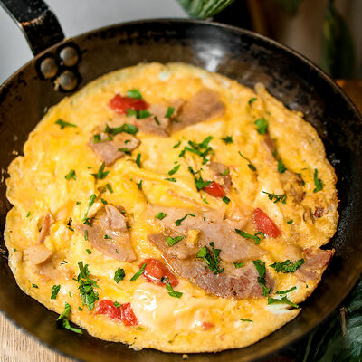 Омлет с тамбовским окороком и томатами в Сыроварня по цене 420