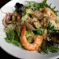 Салат с морепродуктами в Mojo Bar
