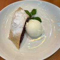 Штрудель вишневый в Ранчо Grill & Bar