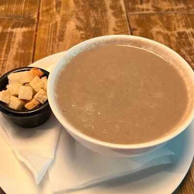 Крем-суп из шампиньонов с гренкой в Billy McDaniel по цене 180 ₽