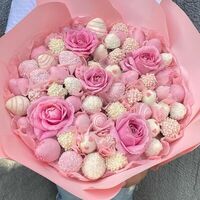 Букет из клубники в шоколаде с розами в Mosberry