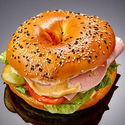 Бейгл с мортаделлой в Coffee Corner по цене 485 ₽