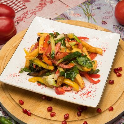 Теплый салат с телятиной в Гурман студия по цене 480 ₽