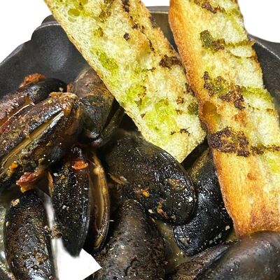 Мидии черноморские в сливках с картофелем фри и багетом в Лавр по цене 750 ₽