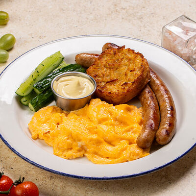 Скрембл с куриными колбасками в Чайка по цене 640 ₽