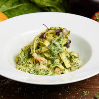 Тальятелле с креветками и шпинатом в Villa Pasta