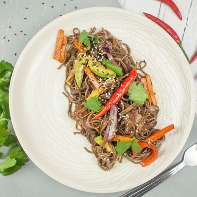 Гречневая лапша с телятиной и овощами в Eat fresh по цене 620 ₽