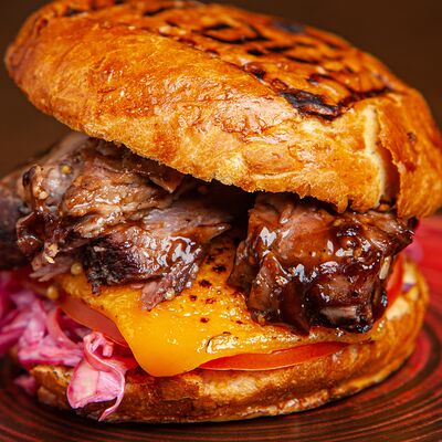 Бургер со свиным ребром в Ребра по цене 780 ₽