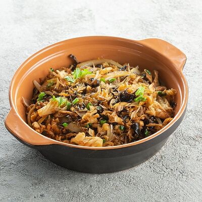 Стир-фрай из фунчозы с кальмаром и креветками в See China по цене 530 ₽